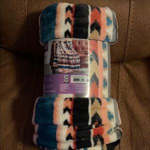 NWT! Plush throw/blanket